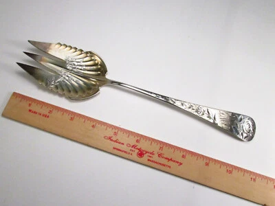 Antiguo tenedor grande para servir ensaladas de plata de ley con patrón de rosa Gorham Jac de 1885 Foto 1 de 4
