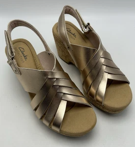 Clarks Giselle Ivy Wedge Sandal Womens 8 Rose Gold Leather 3" Heel Comfort - Picture 1 of 11