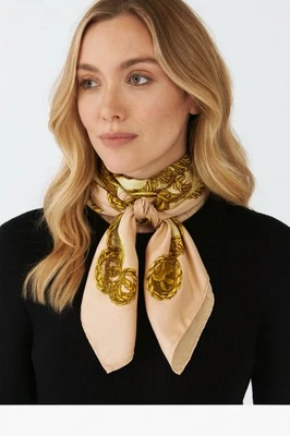 Bufanda con estampado de joyas 100 % seda rosa logotipo CC de Chanel Foto 1 de 4