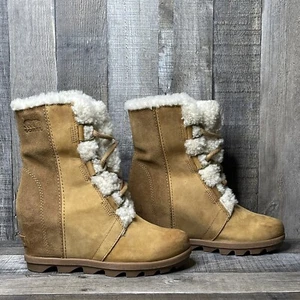 Sorel Joan of Arctic II hellbraune Damen-Stiefeletten aus Lammfell mit Keilabsatz Größe 7 M - Bild 1 von 9