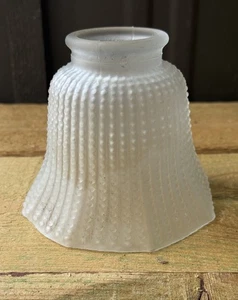 Vintage Milchglas Lampenschirm Punkte/Linien 2" Monteur 4" hoher Schirm Ersatz - Bild 1 von 5
