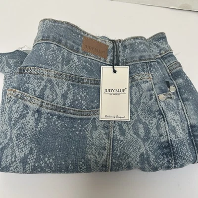 Pantalones Cortos de Denim Judy Azul Nuevo con Etiquetas Tiro Medio Estampado Serpiente Talla 1XL Estilo #150207 Dobladillo Crudo Foto 1 de 4