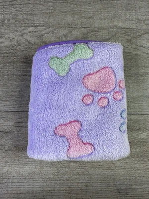 Manta borrosa suave hecha a mano para muñeca o cachorro púrpura con impresiones de patas 22”X 15” Appx Foto 1 de 4