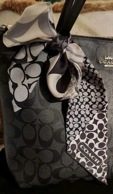 Bufanda ajustada de seda Coach Signature en negro y gris Foto 1 de 4