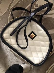 Tasche von Designer Juin petite weiß gesteppt & schwarzer Besatz Qualitätsartikel ausgefallen-selten - Bild 1 von 8