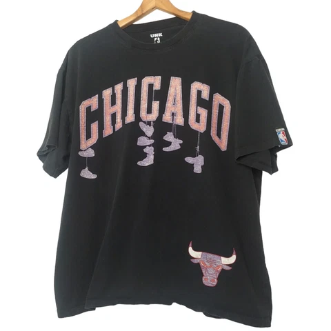 Chicago Bulls Hanging Shoes UNK NBA MEn Large T Shirt Black Basketball Short Slv Cover