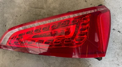 Conjunto de lanterna traseira de LED lateral direita Audi Q5 2011 Audi Q5 8R0945094B fabricante de equipamento original - Imagem 1 de 4