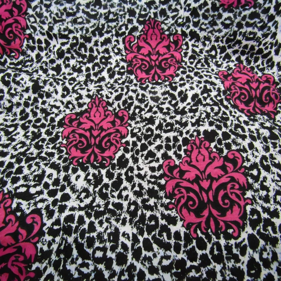 Tela tejida guepardo blanco y negro con flores rosadas de flor de lis Foto 1 de 1