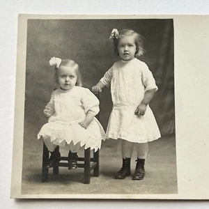 Antike RPPC Echt Foto Postkarte entzückende Kinder kleine Mädchen Schwestern - Bild 1 von 8