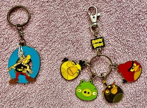 Asterix und Angry Birds - 2 Schlüsselanhänger Metall mehrfarbig Emaille - Bild 1 von 7