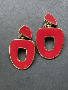 Orecchini Vintage Monet Smalto Rosso Clip On, Pendente Tono Oro, Gioielli Firmati - Foto 1 di 8