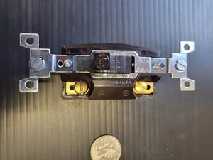 Interruptor de palanca de alta resistencia Crouse-Hinds AC-DC, marrón, poste único, 5A 250V - Imagen 1 de 3