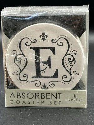 Juego de 4 posavasos de piedra absorbente para el hogar de ciprés con monograma "E" con carrito Foto 1 de 4