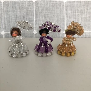De colección MCM Hecho a Mano Prendedor de Seguridad Muñeca Cuentas Vestido Paraguas 4” Adorno Kitsch Decoración - Imagen 1 de 16