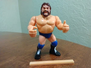 Figurina vintage Hacksaw Jim Duggan WWF WWE Hasbro Wrestling Titan Sports 1991 con tavola - Foto 1 di 11