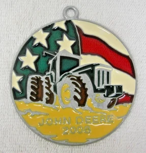 Vintage 2008 JOHN DEERE TRATTORE vetro colorato ORNAMENTO NATALE JD bandiera 3,5" di - Foto 1 di 2
