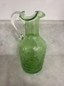 Jarra pequeña de vidrio craquelado verde soplado a mano mango transparente aplicado - Imagen 1 de 7