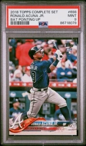 PSA 9 como nuevo 2018 Topps conjunto completo #698 Ronald Acuña Jr. ¡CONTROL REMOTO APUNTANDO BATE!¡! - Imagen 1 de 2