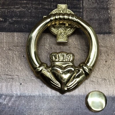 Llamador de puerta Claddagh irlandés de latón vintage grabado en cruz con gótico “G” *D&G España Foto 1 de 4