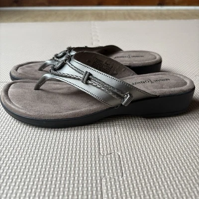 Sandalias de tanga Minnetonka Silverthorne 360 para mujer de cuero plateado talla 9 acolchadas Foto 1 de 4