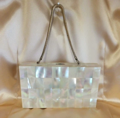 Cartera tocador de noche compacta brillante madreperla y latón años 50 Foto 1 de 4