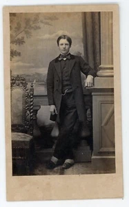 CDV PHOTO photographie CARLIER à Vannes, un adolescent pose - Picture 1 of 2