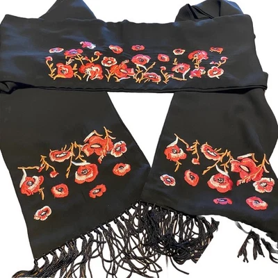 NUEVO CON ETIQUETAS Casa Blanca Mercado Negro WHBM Negro Floral Bordado Bufanda Flecos Borlas Foto 1 de 4