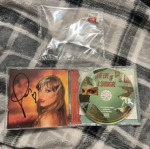 Taylor Swift Das Leben eines Showgirls CD + handsigniertes Foto 1 mit HERZ - Bild 1 von 2