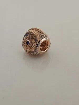AUTÊNTICO CHARME DE TRÊS LADOS PANDORA HAMSA, OLHO QUE TUDO VÊ E PENA #780101C01 - Imagem 1 de 4