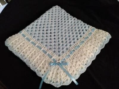  Manta de bebé afgana cuadrada azul y blanca crochet hecha a mano Foto 1 de 4