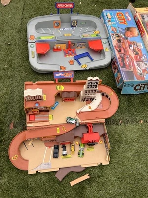 Vintage 1979 Mattel Hot Wheels City Sto & Go Fold + Play ‘n Carry + 5 Vehicles - Image 1 of 4