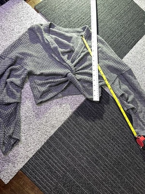 Suéter Pullover Twist Frontal Talla Pequeña Top Corto Medio Gris Colección Juntos Foto 1 de 4