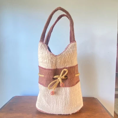 Bolso de Mano Hecho a Mano de Fieltro Beige Crema Marrón 100% Lana Nepal Boho Para Mujer Foto 1 de 4