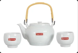 Supreme Porzellan Teeservice in Weiß (FW22A38) Made in Japan - Bild 1 von 5