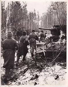 Original Press Photo WW2 Russian troops advance past Panzer III Caucasus 1943 - Picture 1 of 2