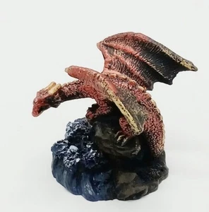 Mittelalterliche rote Mini-Drachenfigur ruht auf Felsen H = 2,25 Zoll - Bild 1 von 6