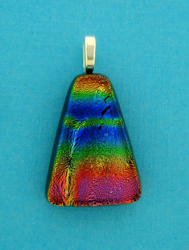 TRIÁNGULO DE VIDRIO DICROICO, COLORES ARCO IRIS PROFUNDOS, FIANZA PLATEADA Foto 1 de 1