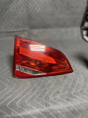 2008 - 2012 年奥迪 A4 B8 后部左内侧尾灯 HALOGEN 原始设备制造商 8K5 945 093 E — 第 1/2 张图片