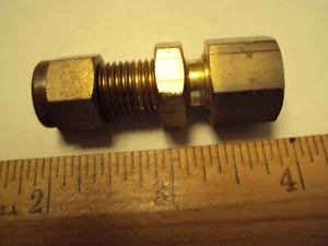 B-400-71-2 Swagelok ; 1/4 tube x 1/8 fnpt bulkhead female connector brass - Picture 1 of 1