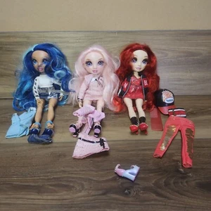 3 Rainbow High Puppen Ruby Anderson Skyler Bradshaw Bella Parker mit Zubehör - Bild 1 von 7