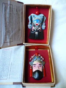 2 maschere opera cinese, Liu Bei e Chou Cang, in scatole originali - Foto 1 di 10