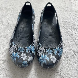 Zapatos cómodos Crocs Kadee planos para mujer talla 9 negros azules blancos florales sin cordones - Imagen 1 de 9