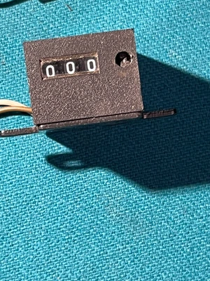 Contador electromecánico de 3 dígitos, 24VDC, reajustable, usado Foto 1 de 2