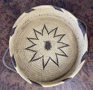 Vassoio vintage Papua Nuova Guinea tessuto a mano cesto da appendere a parete ovale manici offset 10" - Foto 1 di 14
