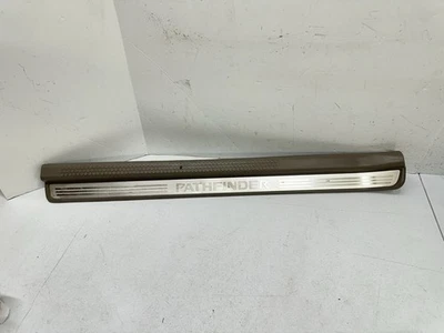 1996 - 2004 年日产探路者左前驱动侧门窗台磨损板原始设备制造商 S16 — 第 1/4 张图片