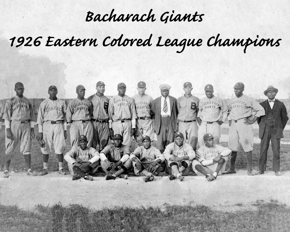 Gigantes Bacharach - Campeones de la Liga de Colores del Este de 1926, foto del equipo en blanco y negro de 8x10 Foto 1 de 1