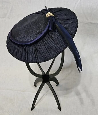 复古 20 世纪 50 年代海军编织朱丽叶风格长羽毛帽子  — 第 1/4 张图片