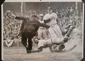 Elston Howard and Bill Terry Signed UPI Photo from 1961 World Series - Picture 1 of 3