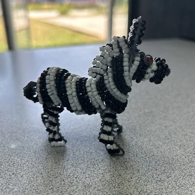 Estatuilla de animal con cuentas de alambre de cuentas de belleza ojos rojos escultura hecha a mano de cebra Foto 1 de 4