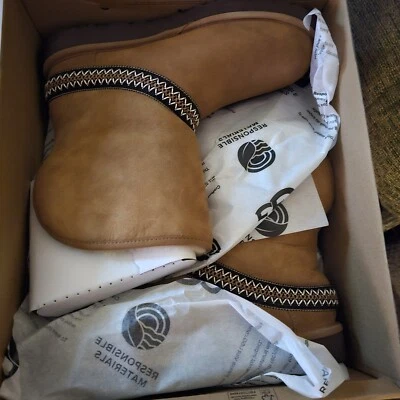 Media luna corta UGG Classic. Talla 10. Nuevo. Viene con botella de protector Foto 1 de 4